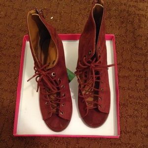 Women lace up boots